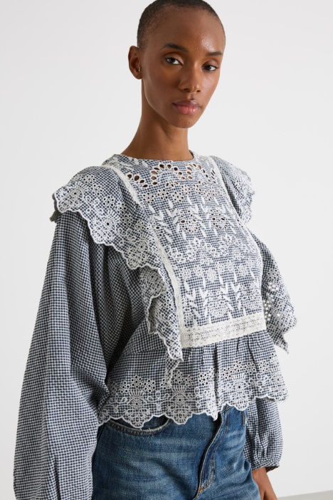 Blusa con davantino ricamato