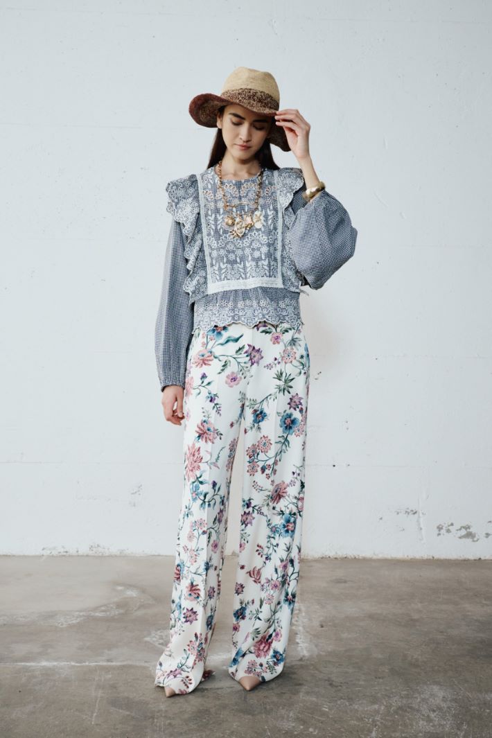 Embroidered-bib blouse Intrend - 5