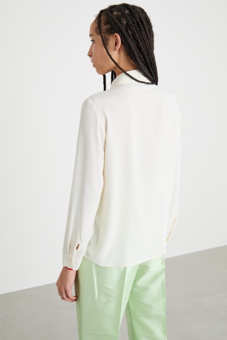 Blusa fluida de crepe de chine