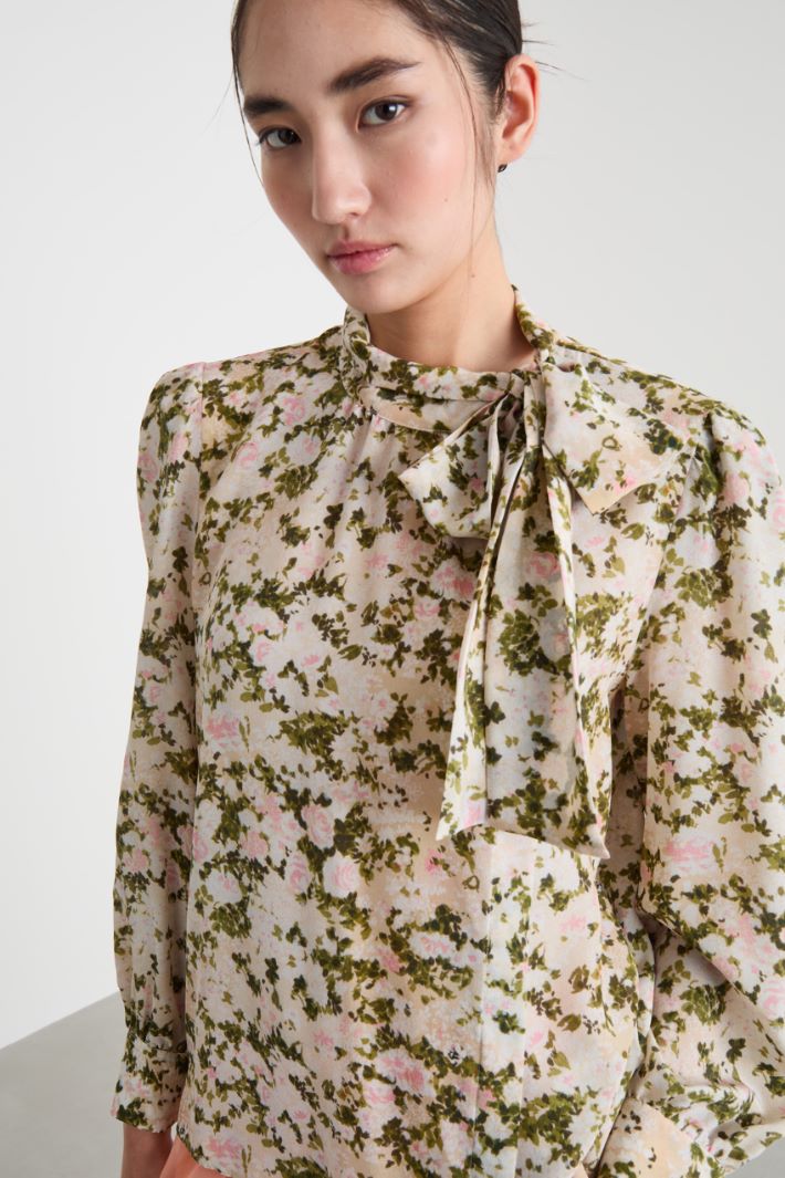 Printed pussy-bow blouse Intrend - 3