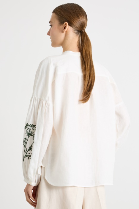 Camisa de tela de lino con motivo bordado