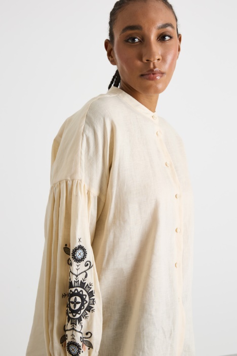 Camisa de tela de lino con motivo bordado