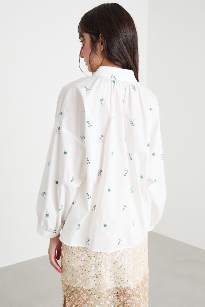 Embroidered poplin shirt Intrend - 4