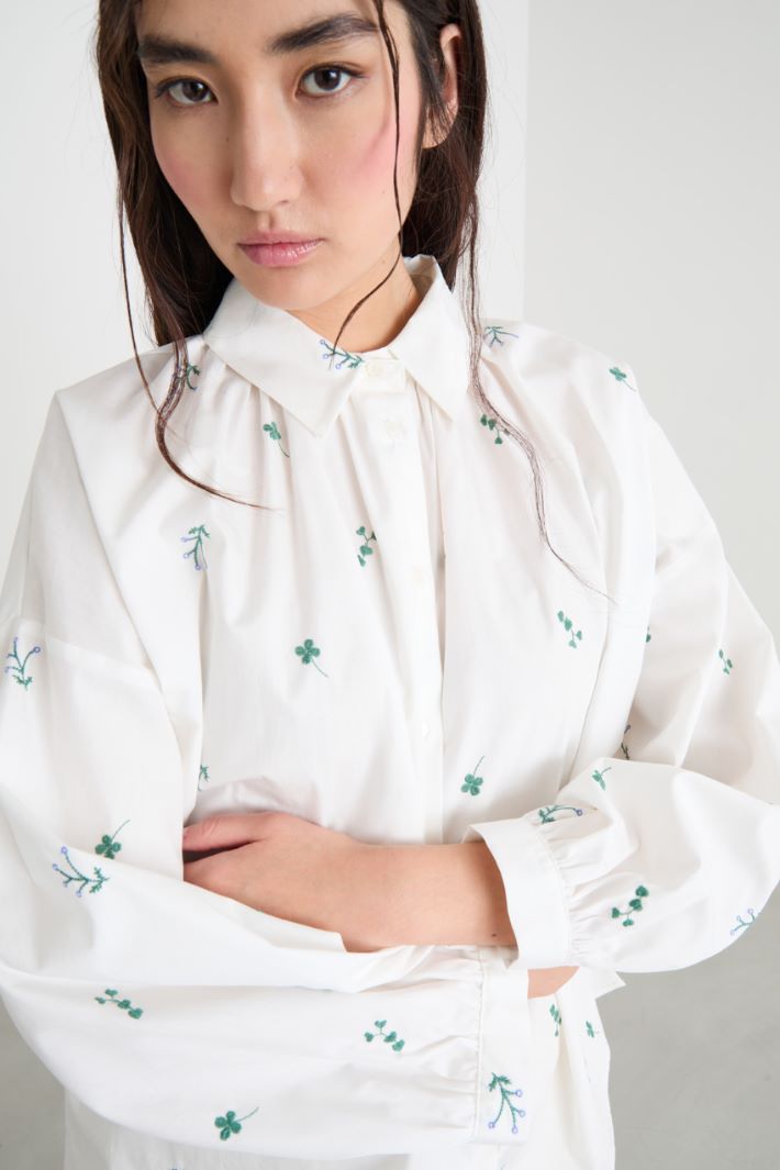 Embroidered poplin shirt Intrend - 3