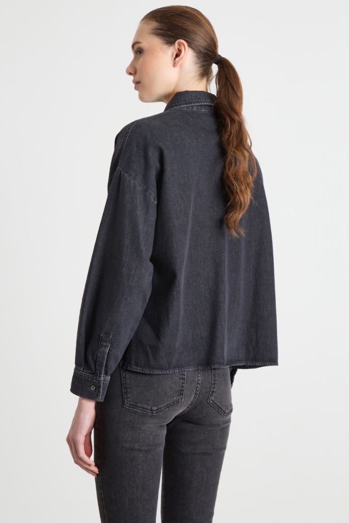 Boxy shirt with a dropped back hem Intrend - 4
