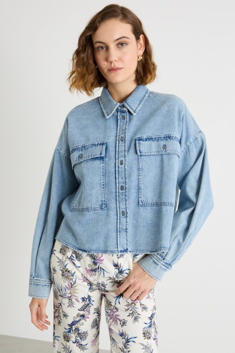 Boxy shirt with a dropped back hem Intrend