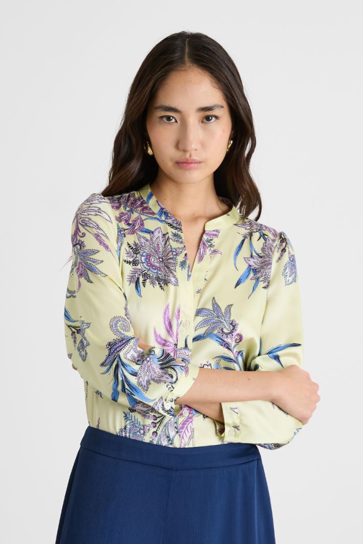Split-neck printed blouse Intrend - 2