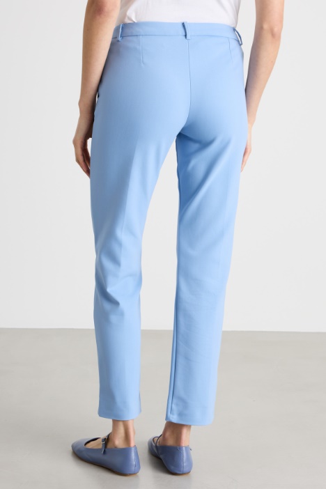 Pantalón recto con bolsillos