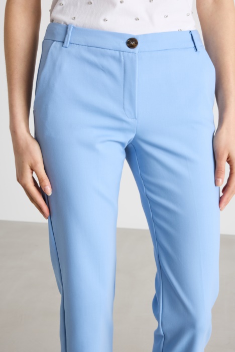 Pantalón recto con bolsillos