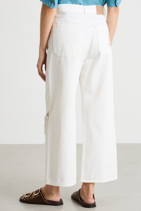 Pantalón amplio con bordados y detalles de encaje