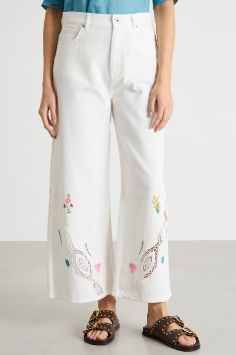 Pantalón amplio con bordados y detalles de encaje