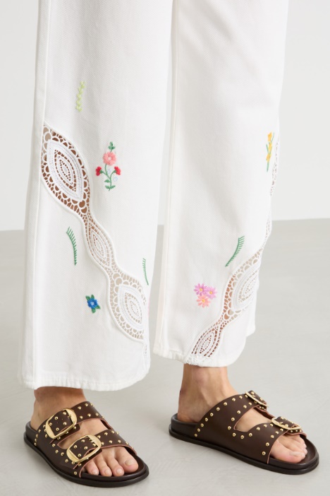 Pantalón amplio con bordados y detalles de encaje