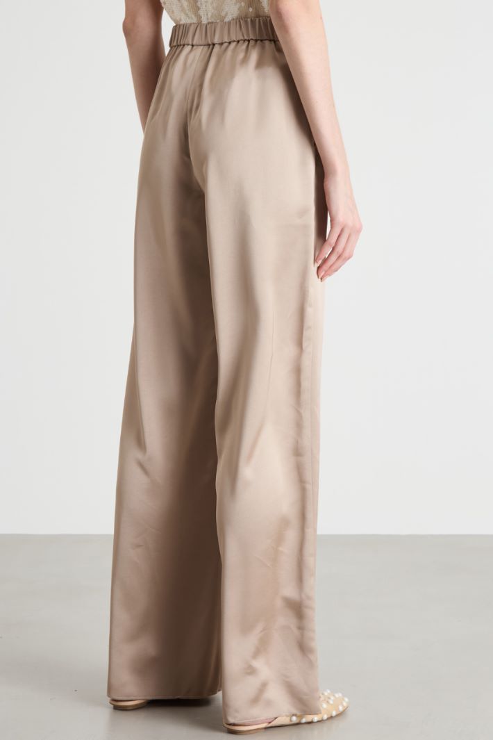 Wide-leg trousers in a flowing fabric Intrend - 4