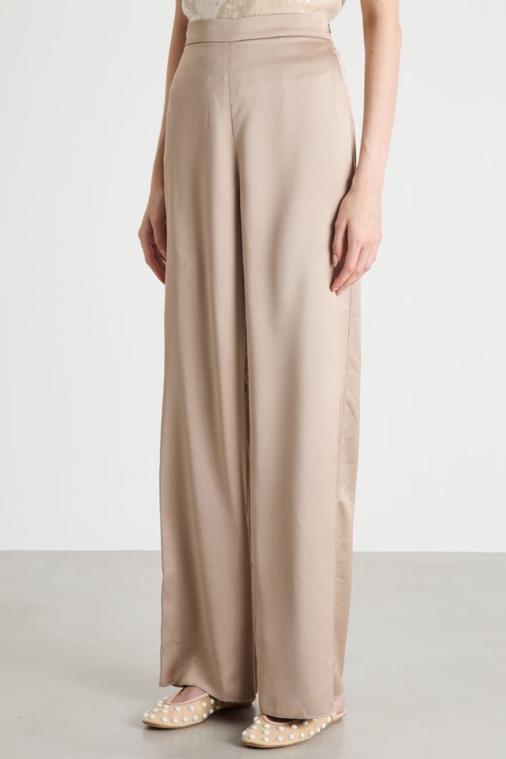 Wide-leg trousers in a flowing fabric Intrend - 2