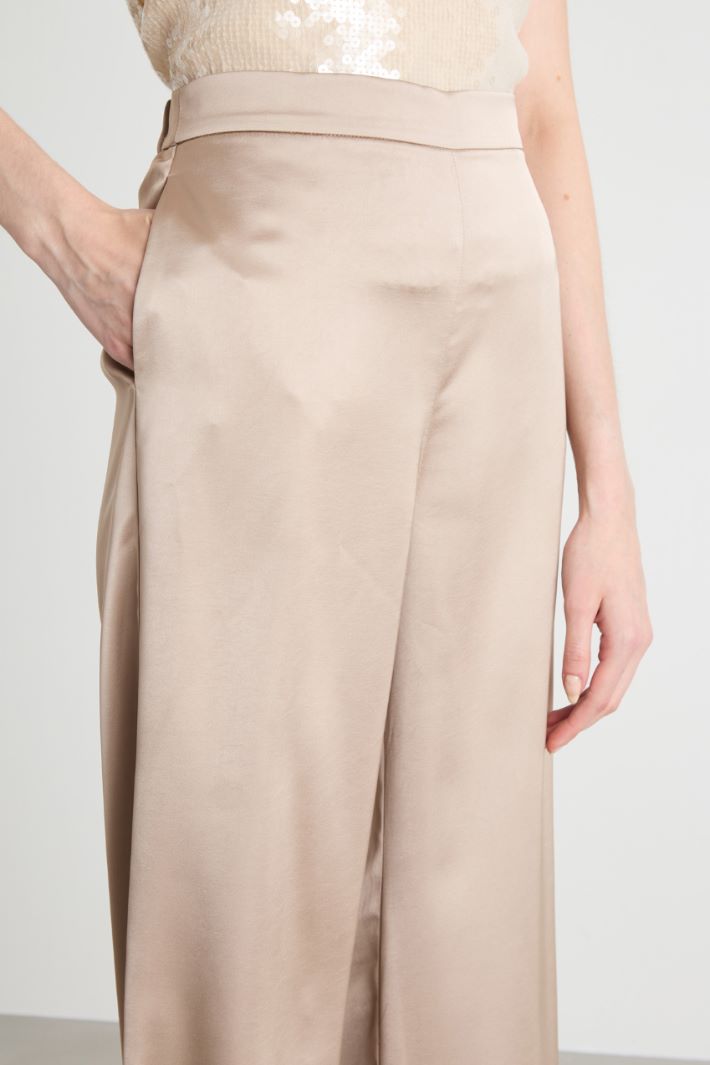 Wide-leg trousers in a flowing fabric Intrend - 3
