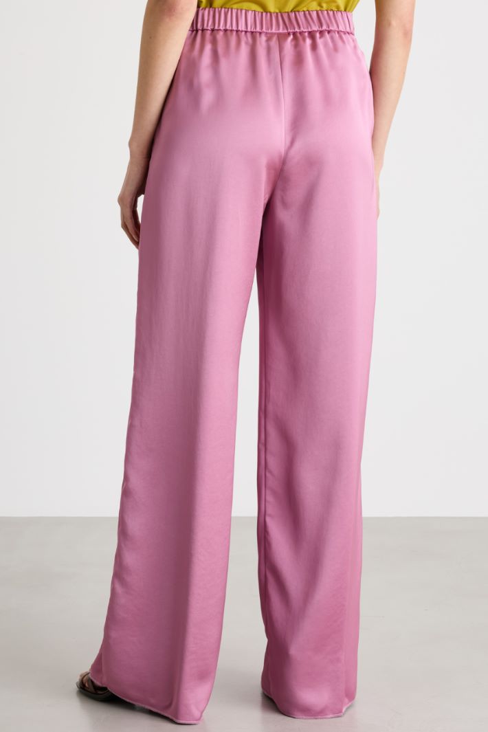 Wide-leg trousers in a flowing fabric Intrend - 4