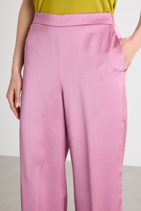 Pantalone ampio in tessuto fluido