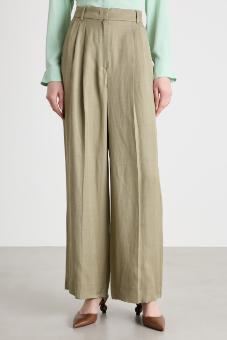 Pantalone ampio con pinces