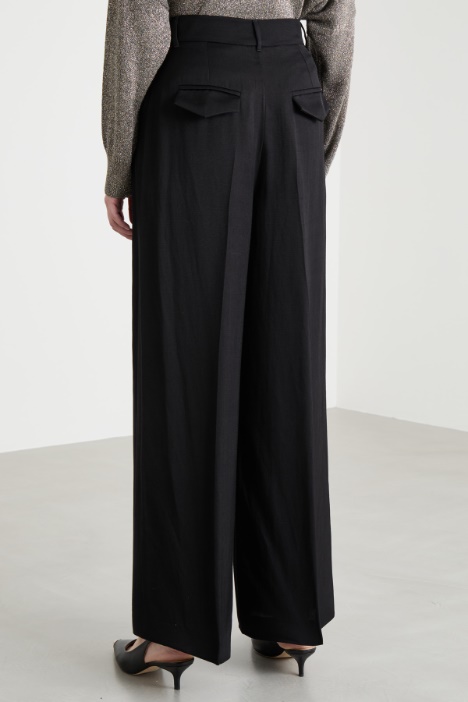 Pantalone ampio con pinces