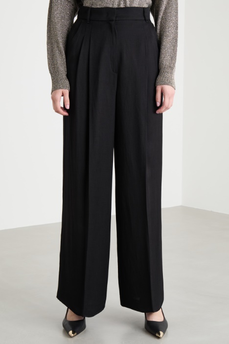 Pantalone ampio con pinces