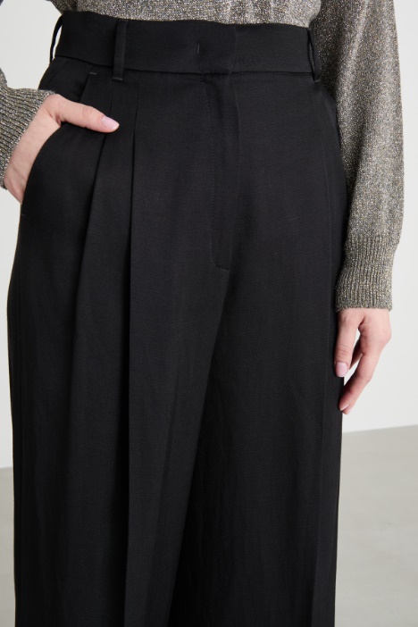 Pantalone ampio con pinces