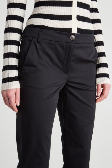 Pantalone cropped semi-aderente