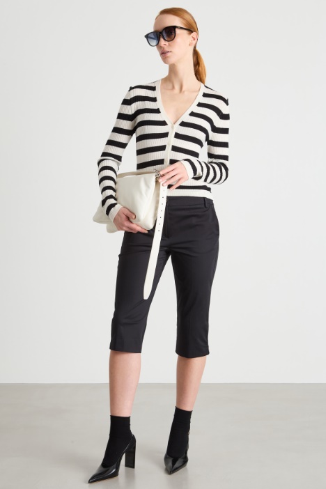 Pantalón cropped semiajustado Intrend