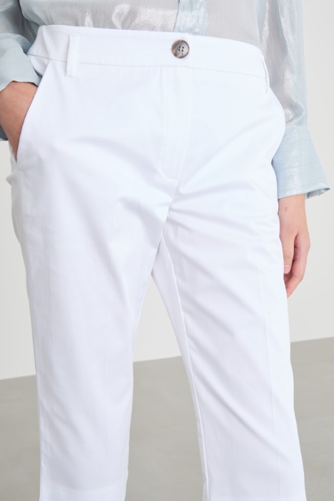 Pantalone cropped semi-aderente