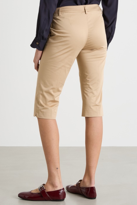 Pantalón cropped semiajustado