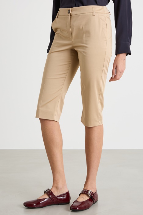 Pantalón cropped semiajustado