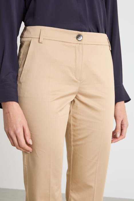 Pantalón cropped semiajustado