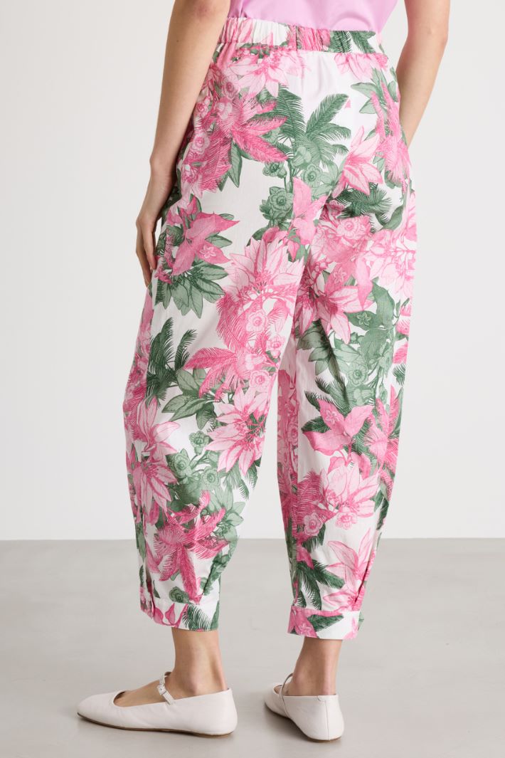Printed carrot-fit trousers Intrend - 4