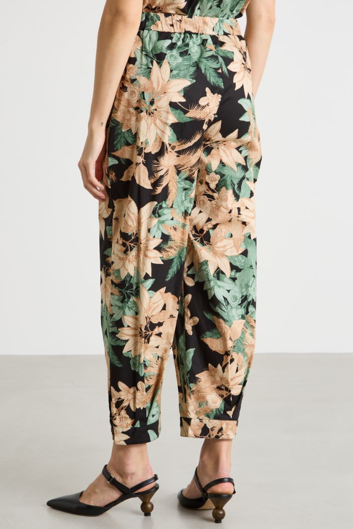 Printed carrot-fit trousers Intrend - 4