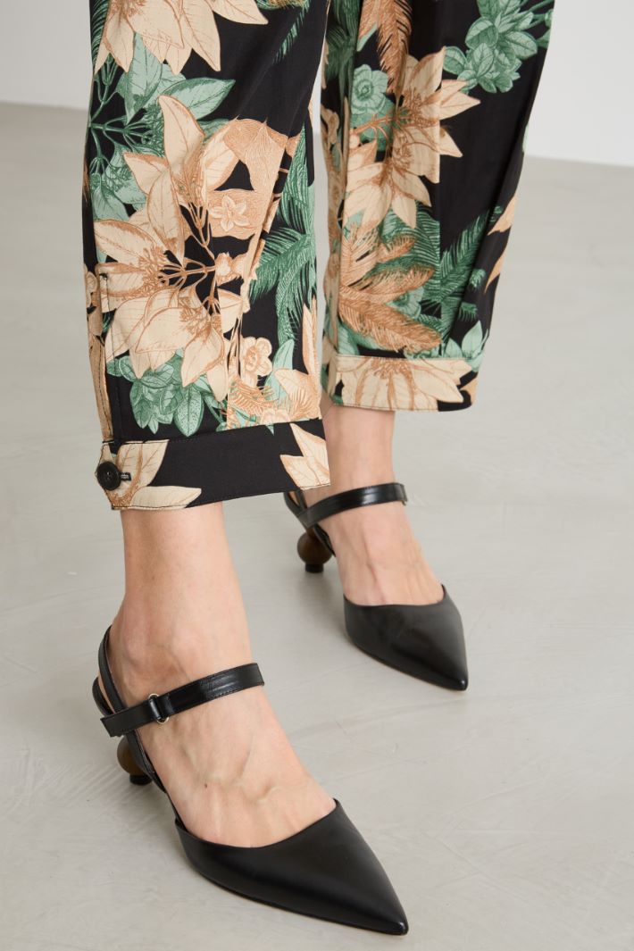 Printed carrot-fit trousers Intrend - 3