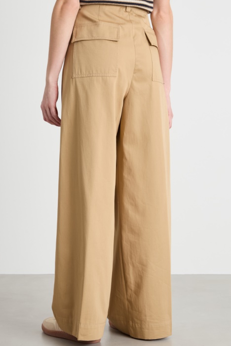 Pantalone ampio in gabardina di cotone