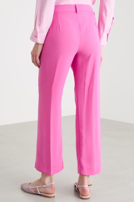Pantalone con fondo leggermente svasato