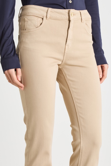 Pantalone aderente con gamba cropped