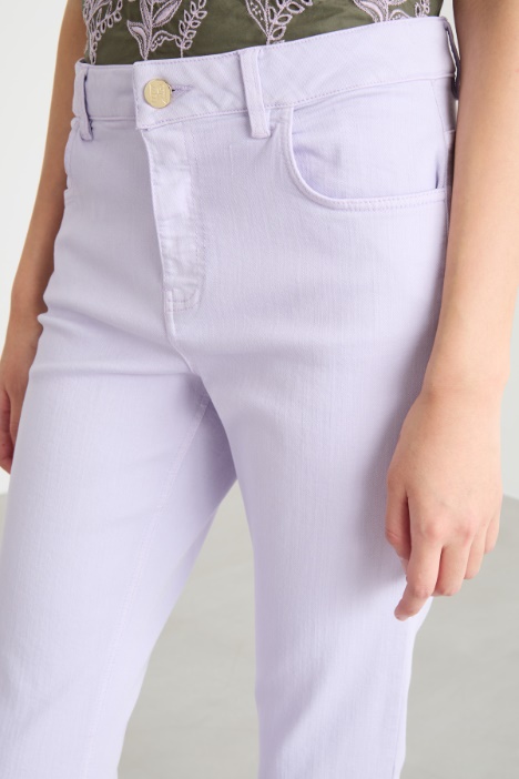 Pantalone aderente con gamba cropped