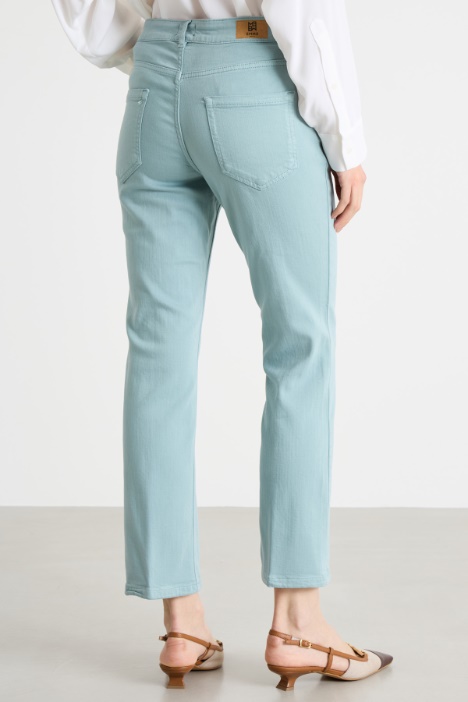 Pantalone aderente con gamba cropped