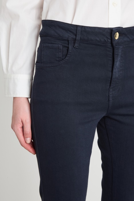 Pantalone aderente con gamba cropped