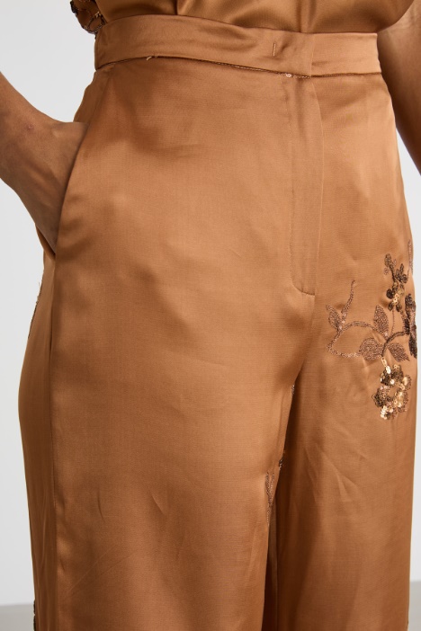 Pantalón con bordados