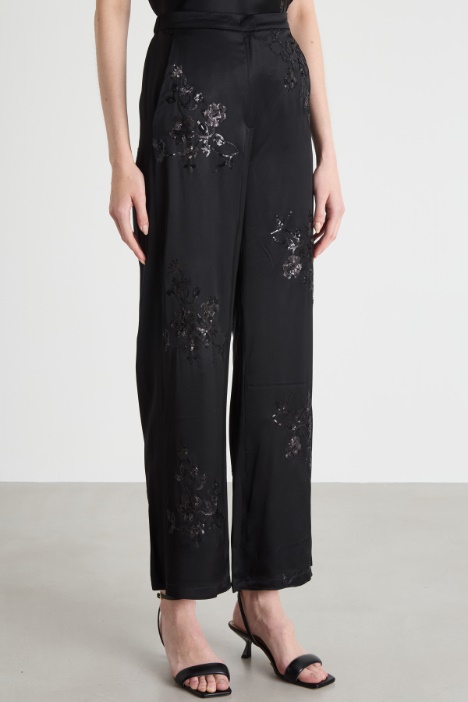 Pantalone con ricami