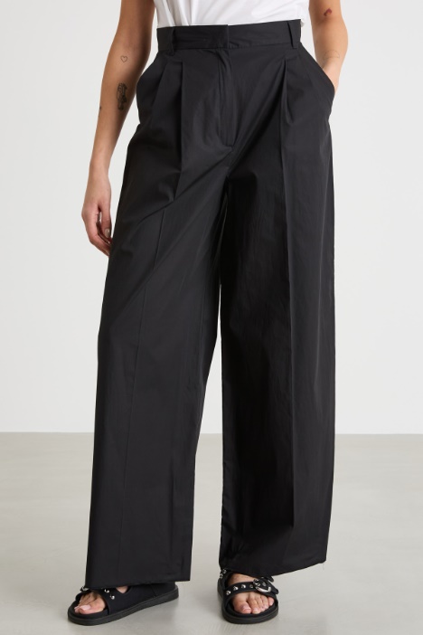 Pantalone ampio con pinces