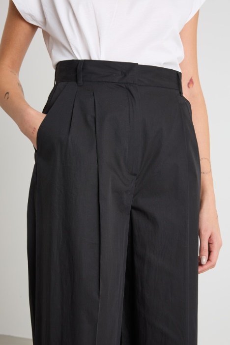 Pantalone ampio con pinces