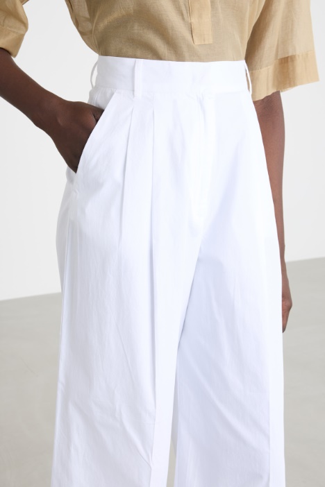 Pantalone ampio con pinces