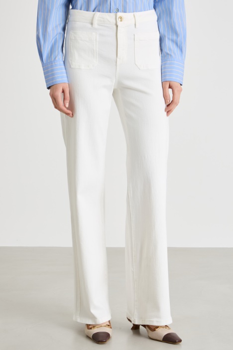 Pantalone stretch con tasche applicate