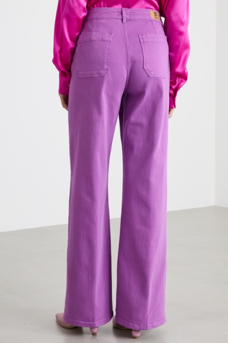 Pantalone stretch con tasche applicate