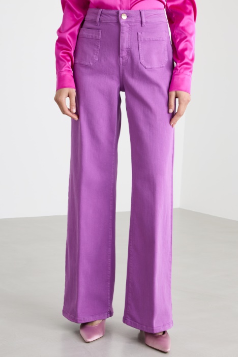 Pantalone stretch con tasche applicate