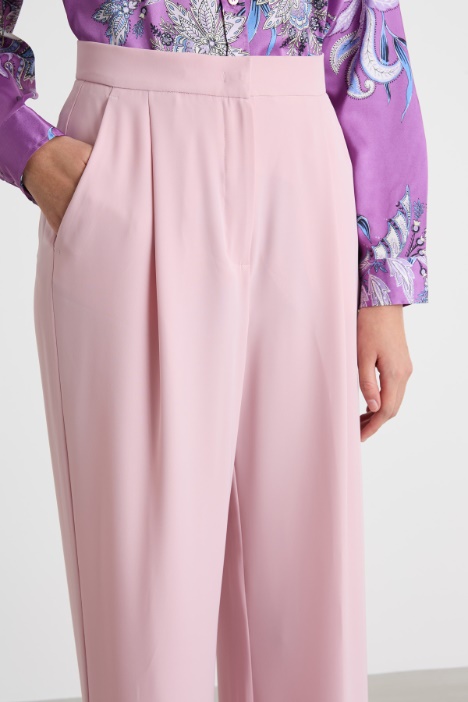 Pantalone ampio con pieghe