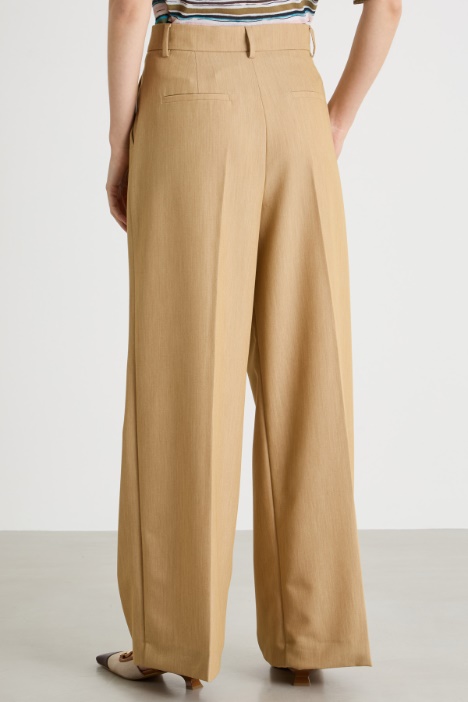 Pantalone ampio con doppia pince